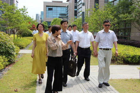 参加“全市构建和谐劳动关系建设推进会” 领导走进苏化科技园